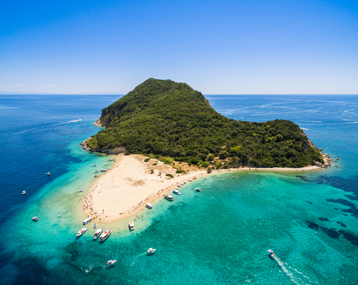 φωτογραφία ενός νησιού με drone